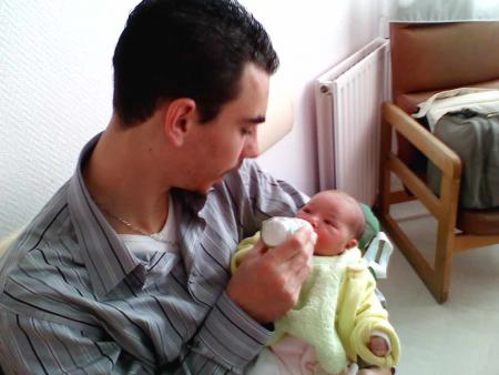 le premier biberon de papa